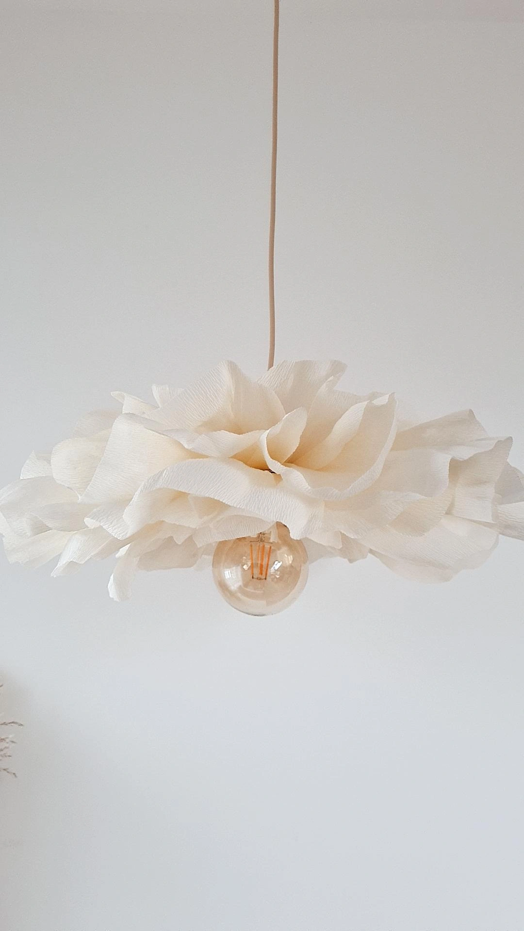 Candeeiro de Teto Flor em Bege Luminária pendente com cúpula de tecido branco imitando pétalas e lâmpada visível