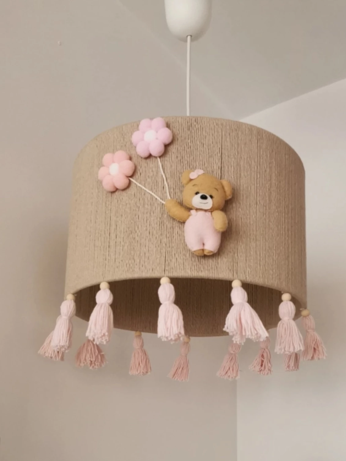 Candeeiro Teto URSO com Balão Flor Rosa Candeeiro de tecto com cúpula castanha clara e decoração de ursinho e flores cor-de-rosa