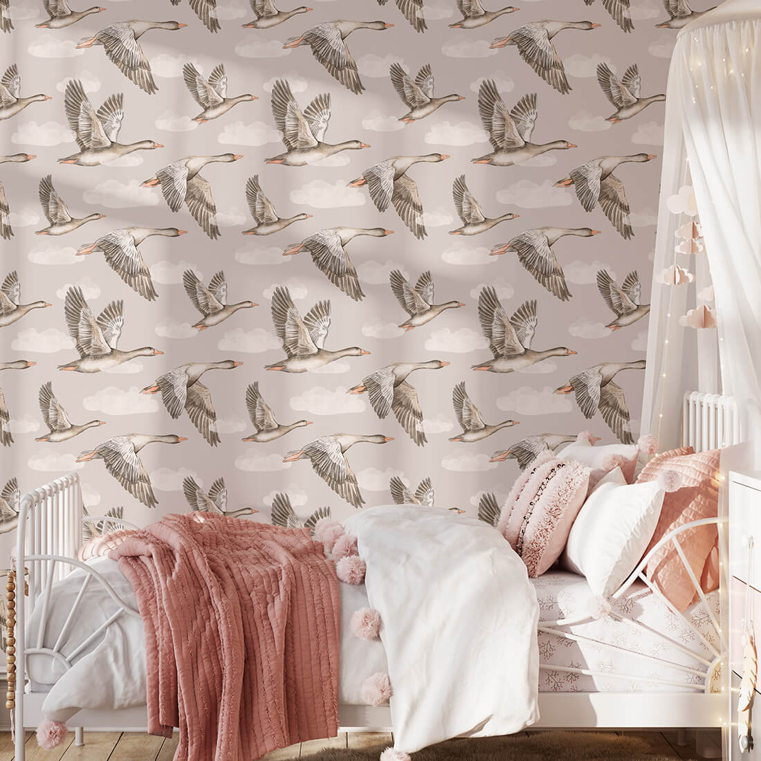 Papel de Parede Infantil Gansos Bege Quarto com papel de parede de aves, cama branca, roupa de cama branca e rosa e mantas rosas.