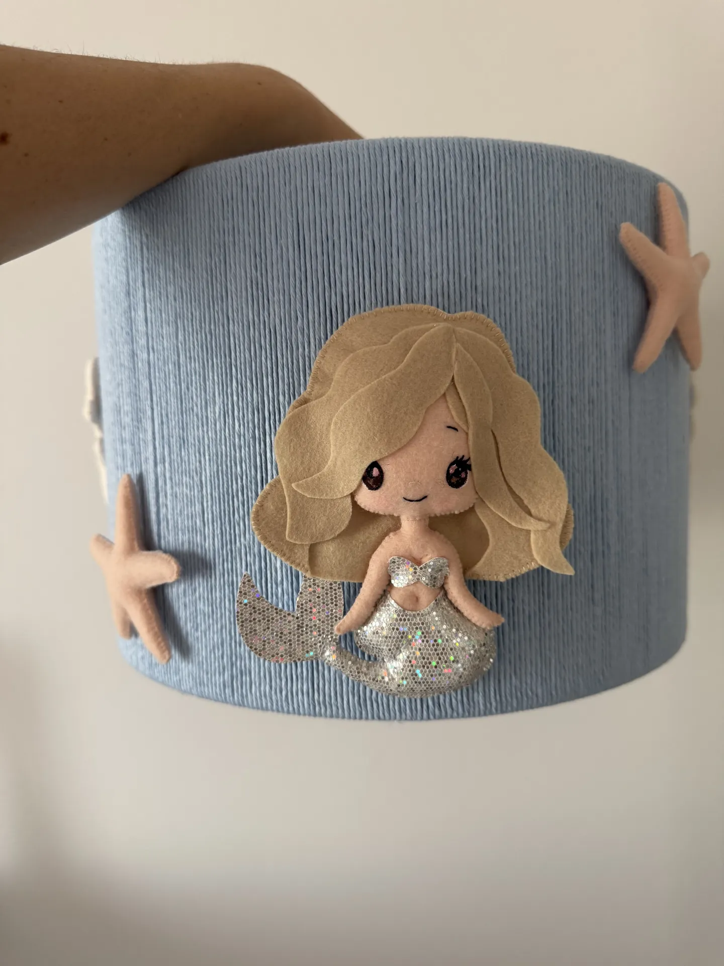 Abajur Infantil - A Pequena Sereia Cesta organizadora azul com aplique de sereia de feltro e estrelas-do-mar