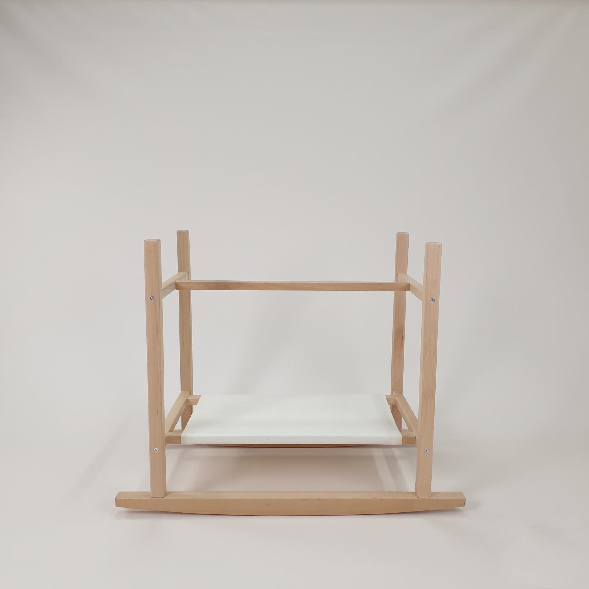 Cesta de Moisés com Berço de Balanço em Madeira COSY Estrutura de madeira clara com base curva e superfície branca