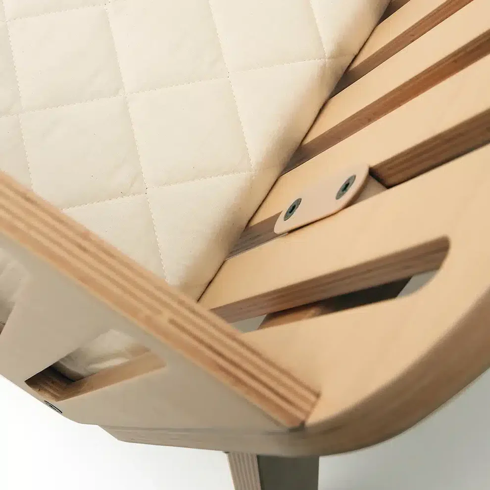 Berço Co-Sleeping KODO em Madeira Natural Com Colchão Cadeira de madeira clara com assento almofadado branco