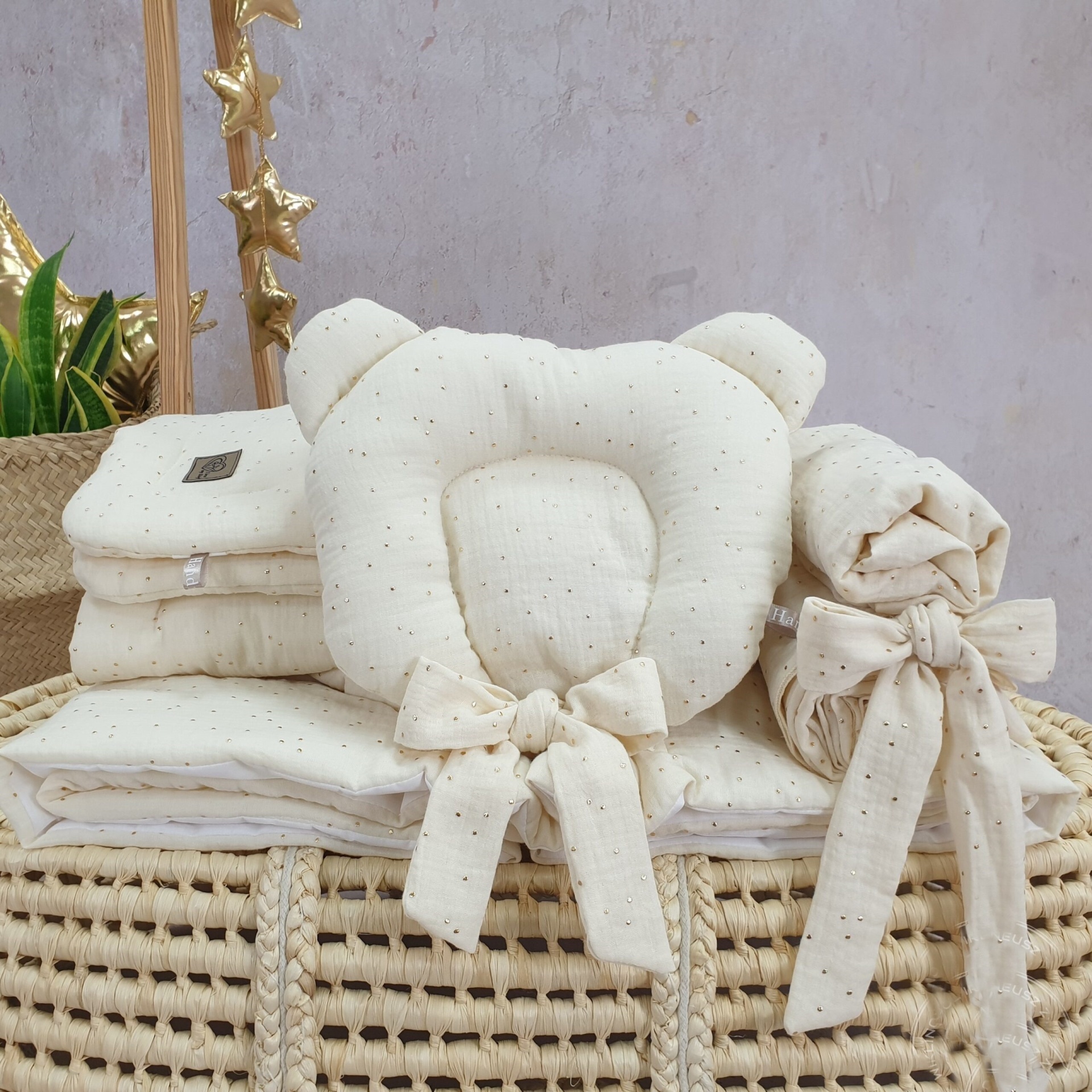 Cesta Moisés de Vime Branco SARA com Roupa de Cama Conjunto creme para bebé com almofada e manta sobre cesta de vime