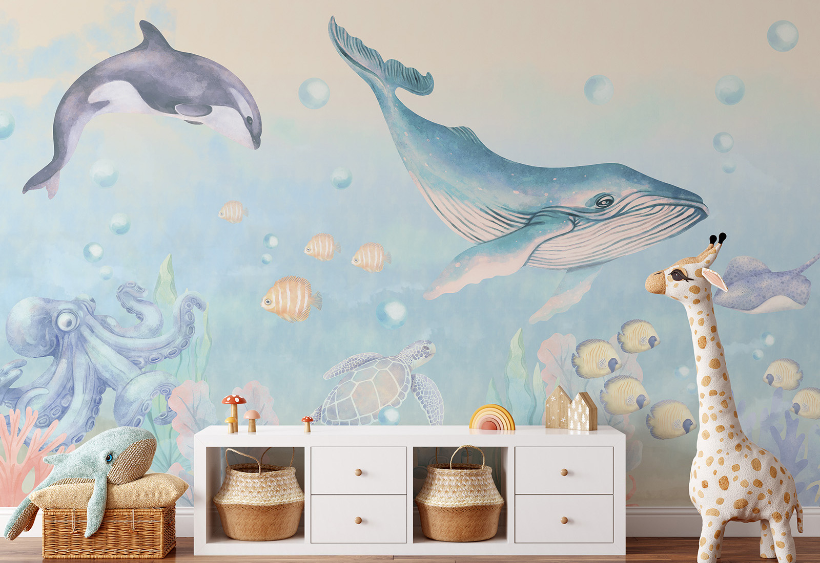Papel de Parede Infantil Oceano Móvel infantil branco com brinquedos e papel de parede de animais marinhos e girafa em pelúcia