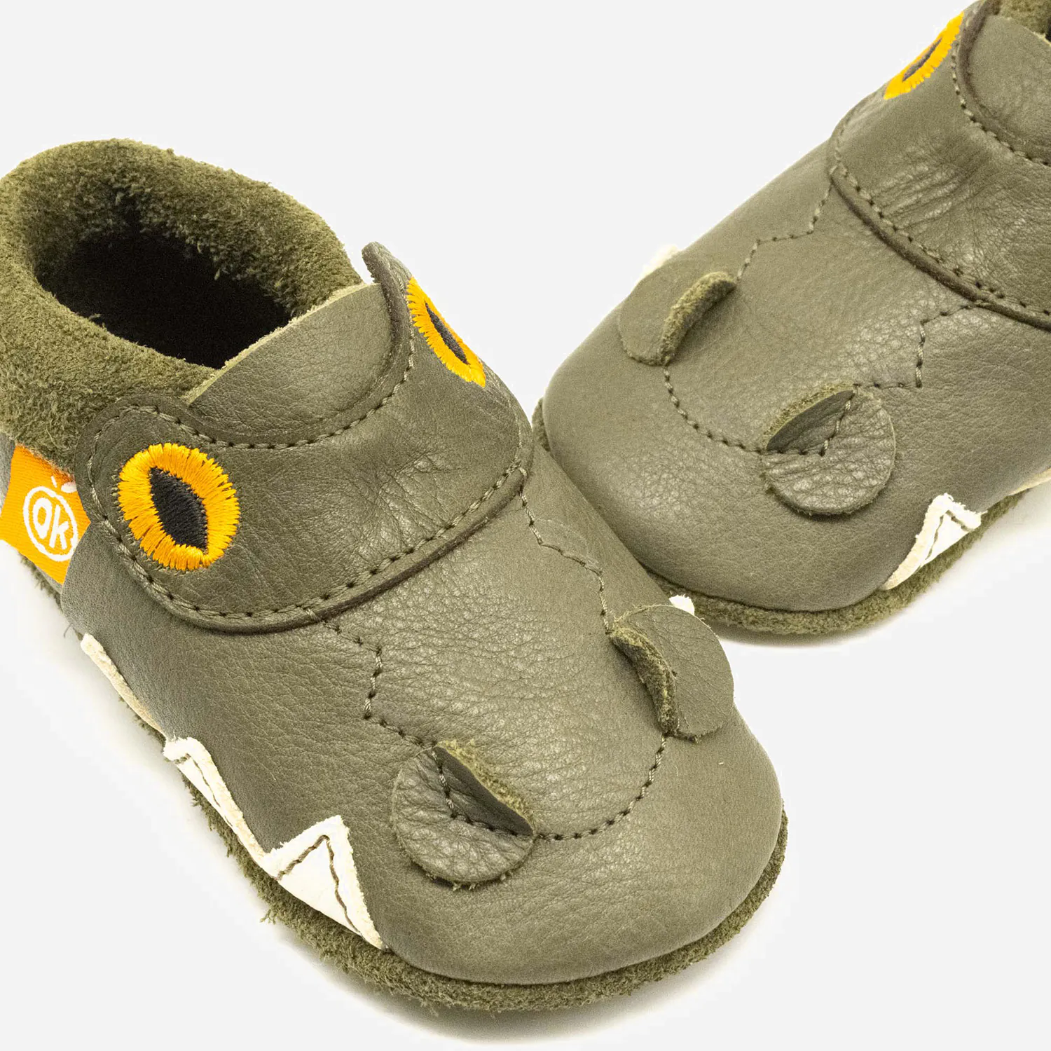 Sapatinhos de Criança Crocodilo COCO 3D Sapatinhos de bebé verdes com detalhes bordados amarelo e preto e etiqueta laranja OK