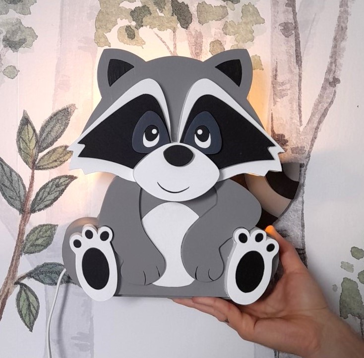 Candeeiro Guaxinim de Madeira Controlado por SMARTPHONE Abajur infantil guaxinim cinzento, branco, com luz e mão segurando