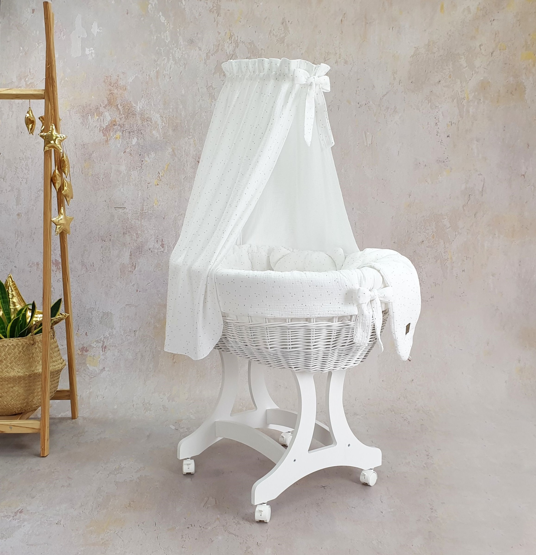 Cesta Moisés de Vime Branco EMMA com Roupa de Cama Berço de bebé branco com dossel em tecido e estrutura de madeira com rodas