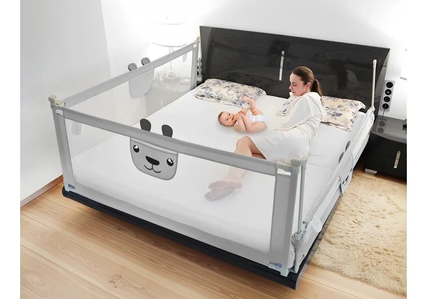 Barreira de cama branca com desenho de cara de coelho numa cama grande com cabeceira preta