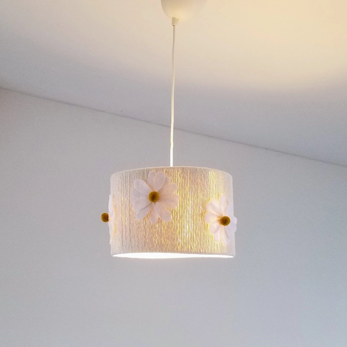 Candeeiro de teto com cúpula branca decorada com flores em relevo