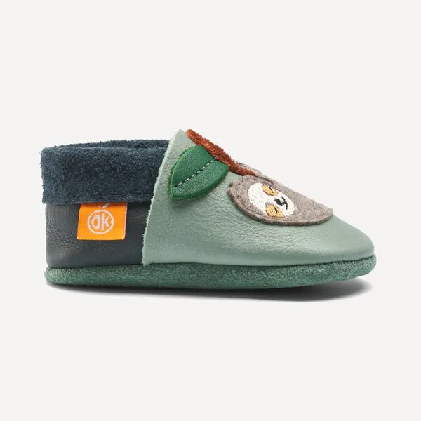 Sapatinhos de Criança Pauli, a Preguiça Chinelo infantil verde com aplique de rosto de animal e folhas