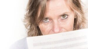 A Festa da Bicharada Pessoa segurando folha de pauta musical