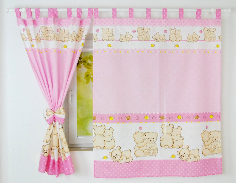 Cortinados Infantis Ursinhos Cortina rosa com desenhos de ursinhos claros numa janela