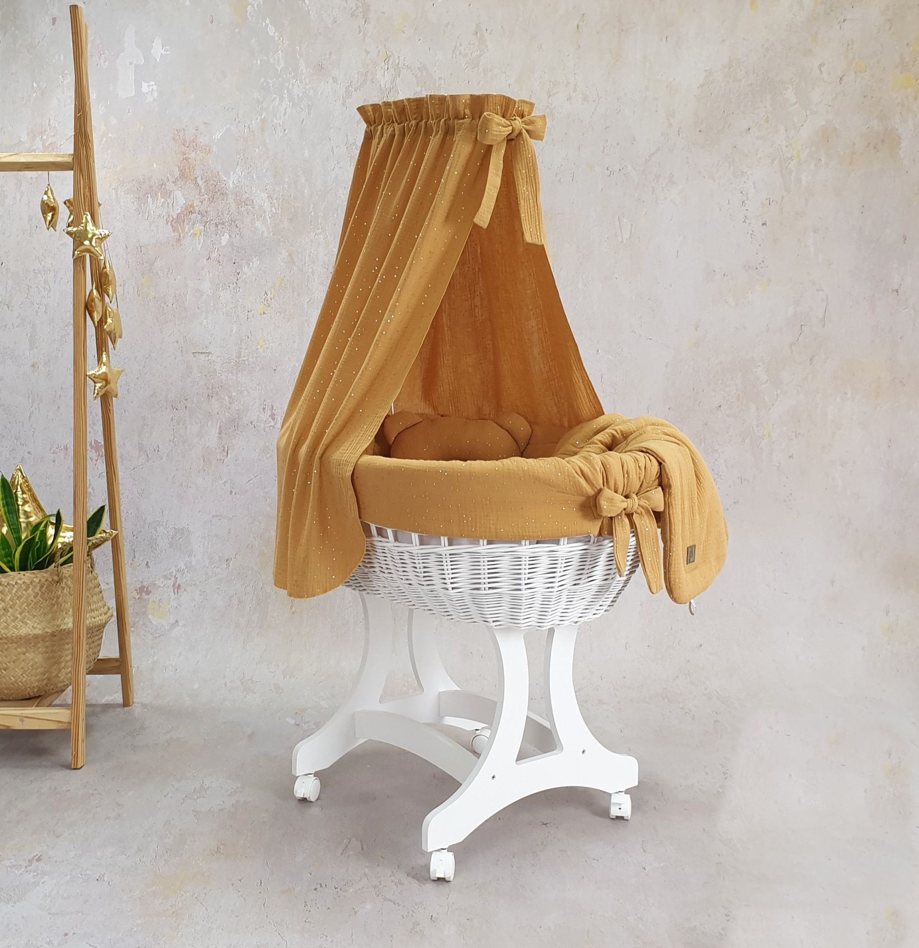 Cesta Moisés de Vime Branco EMMA com Roupa de Cama Berço de bebé em vime branco com suporte em madeira branca e tecido mostarda