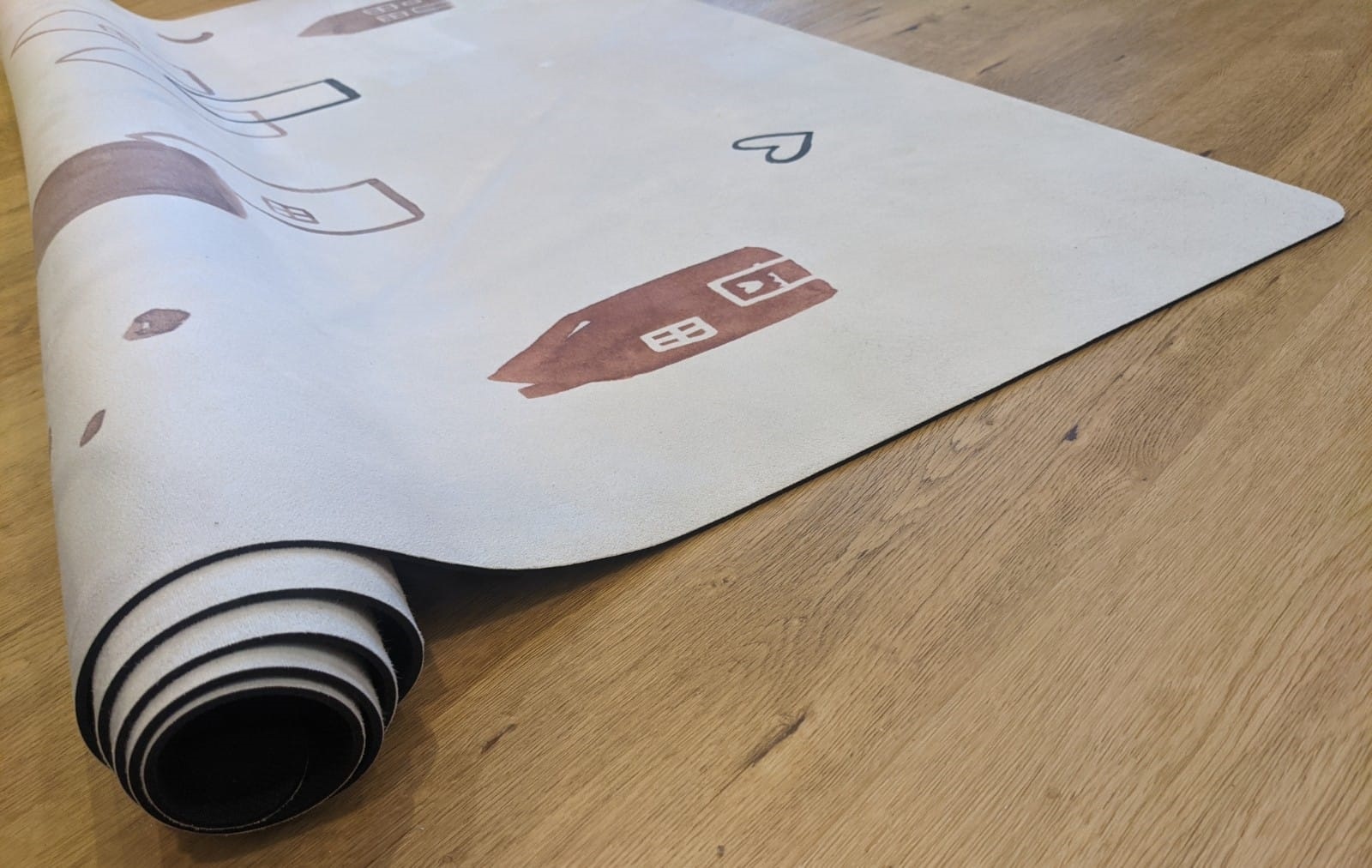 Tapete Retangular Ecológico CIDADE ESCANDINAVA Tapete creme com estampas castanhas e chão de madeira clara