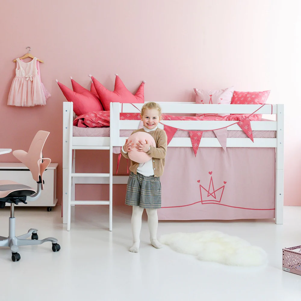 Almofadas Decoração Princesa Cama alta branca para crianças decorada com têxteis rosa e almofadas em formato de coroa