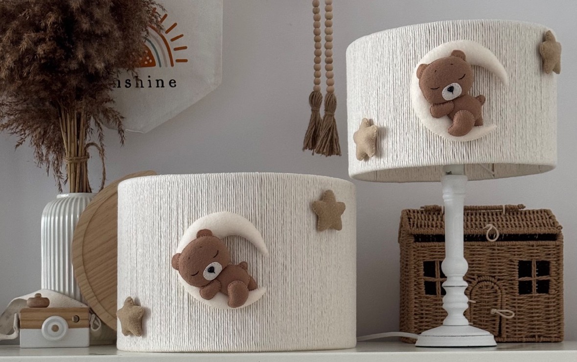 Como Escolher o Candeeiro para o Quarto de uma Criança? Dois abajures para quarto de bebé com ursinho e estrelas em tecido branco texturado
