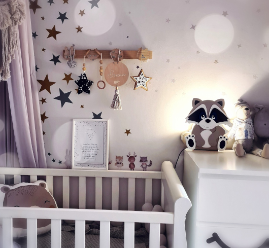 Candeeiro Guaxinim de Madeira Controlado por SMARTPHONE Quarto de bebé decorado com berço branco, estrelas na parede e candeeiro de guaxinim