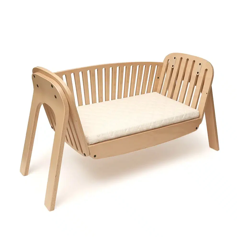 Berço Co-Sleeping KODO em Madeira Natural Com Colchão Berço de bebé em madeira clara com almofada branca