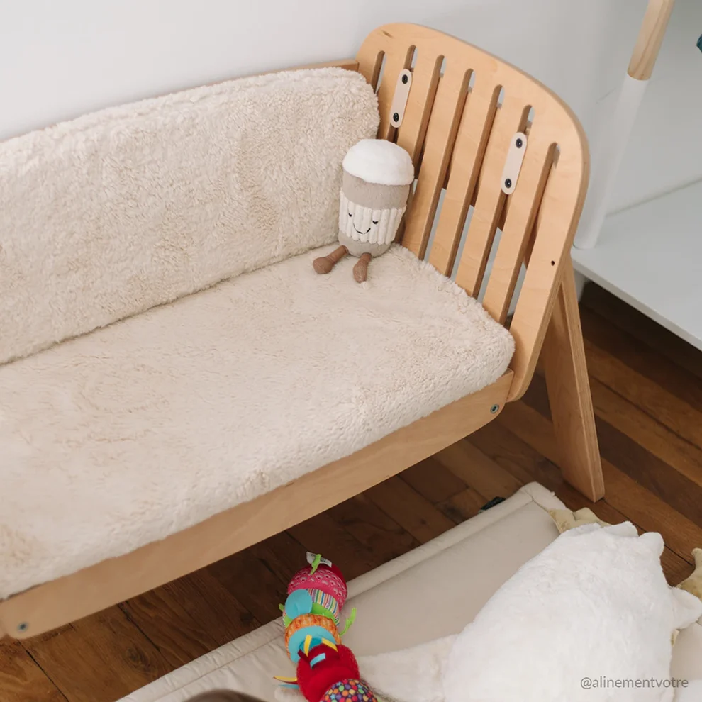 Almofadas para Berço/Banco KODO Sofá de madeira clara com almofadas felpudas beige e brinquedos para criança