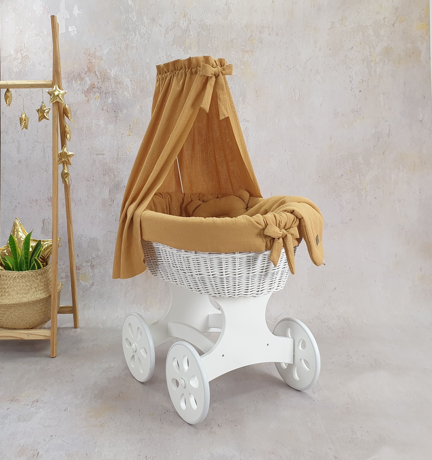 Cesta Moisés de Vime Branco SARA com Roupa de Cama Berço de bebé branco em vime com tecido castanho claro e tenda, roda quatro rodas