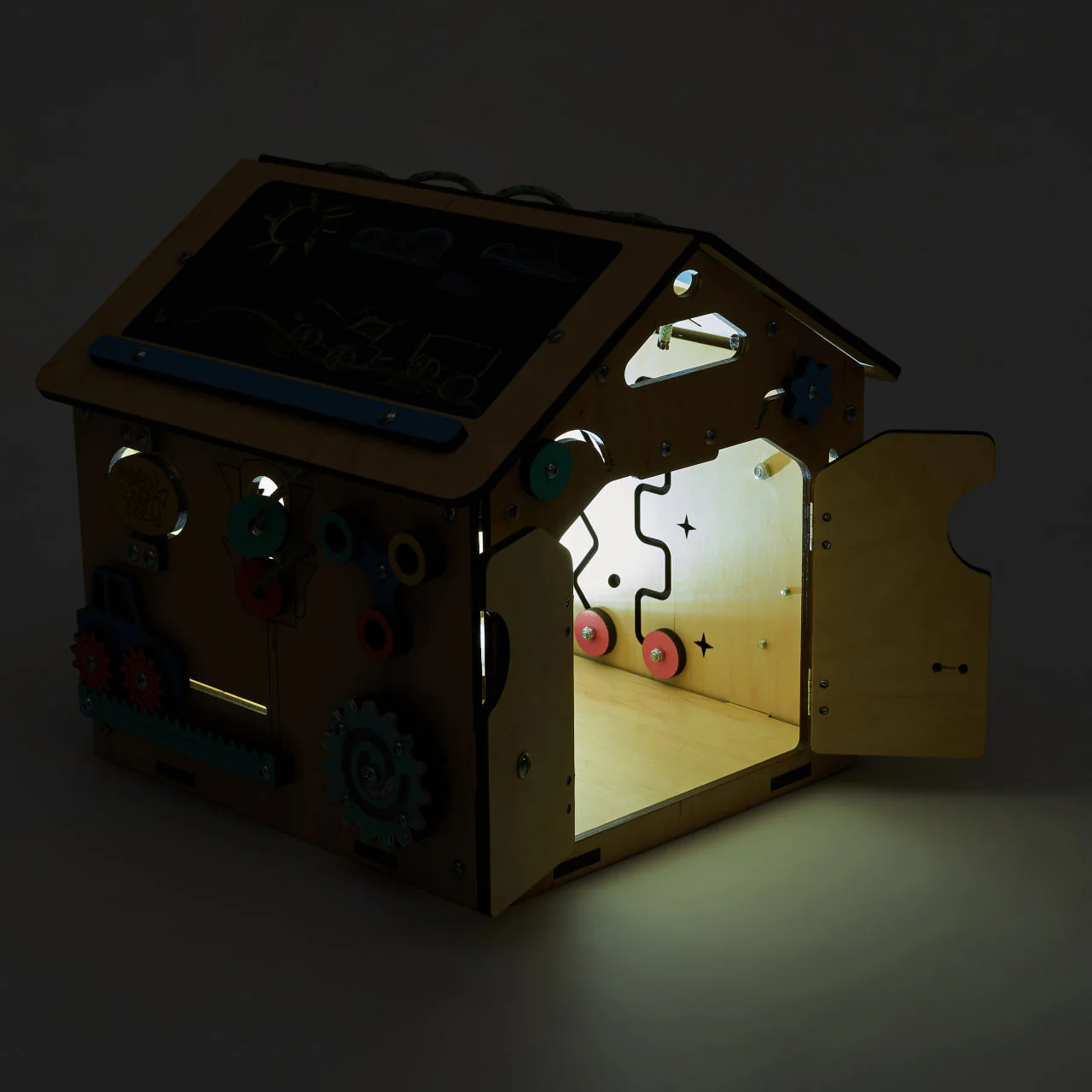 Mini Casa Educacional de Madeira – Método Montessori Casa de brinquedo de madeira iluminada, com porta aberta e acessórios coloridos