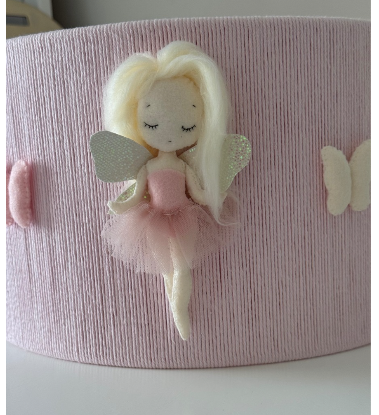 Candeeiro de Teto FADA Rosa Cilindro rosa texturizado com fada de tecido loira e asas brilhantes