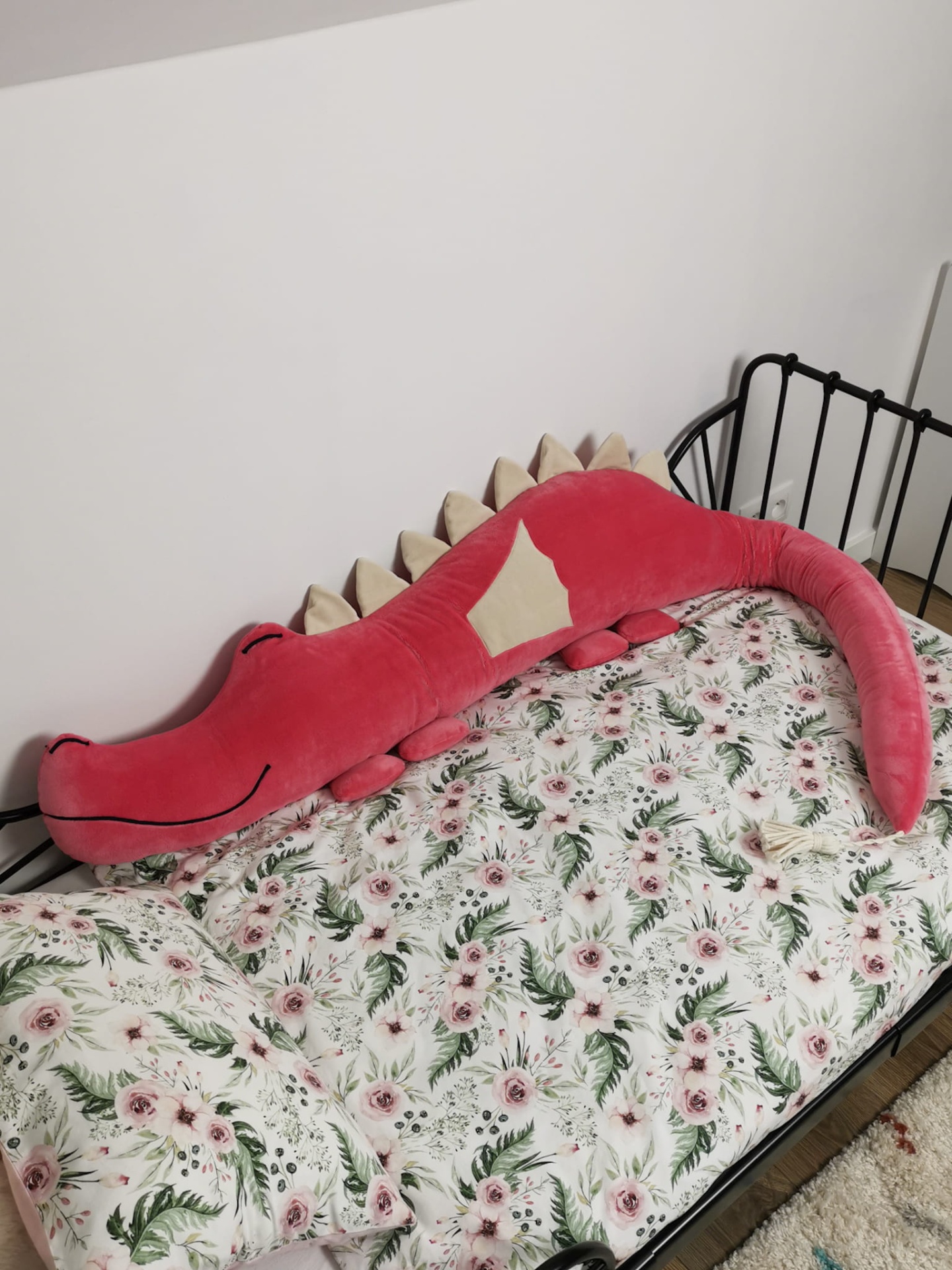 Protetor de Cama/Berço DRAGÃO PELÚCIA Cama com colchão floral e peluche de crocodilo cor-de-rosa