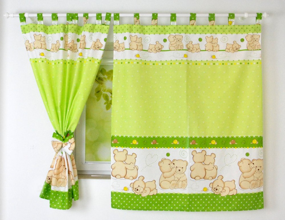 Cortinados Infantis Ursinhos Cortinas verdes com estampado de ursos castanhos e bolas coloridas numa janela branca