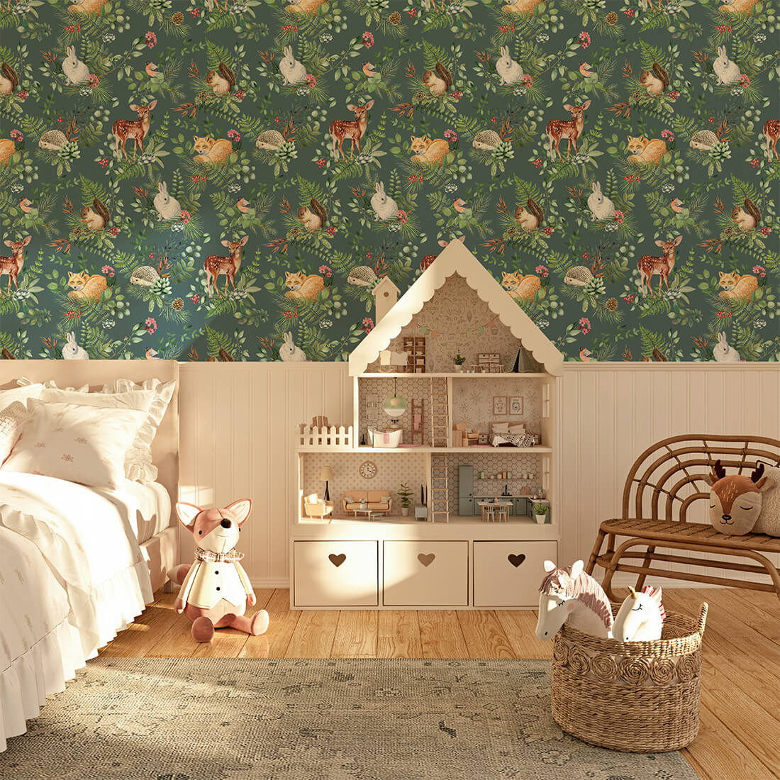Papel de Parede Floresta VERDE Quarto infantil com papel de parede de animais, cama branca, casinha de bonecas, tapete e cadeirão de vime