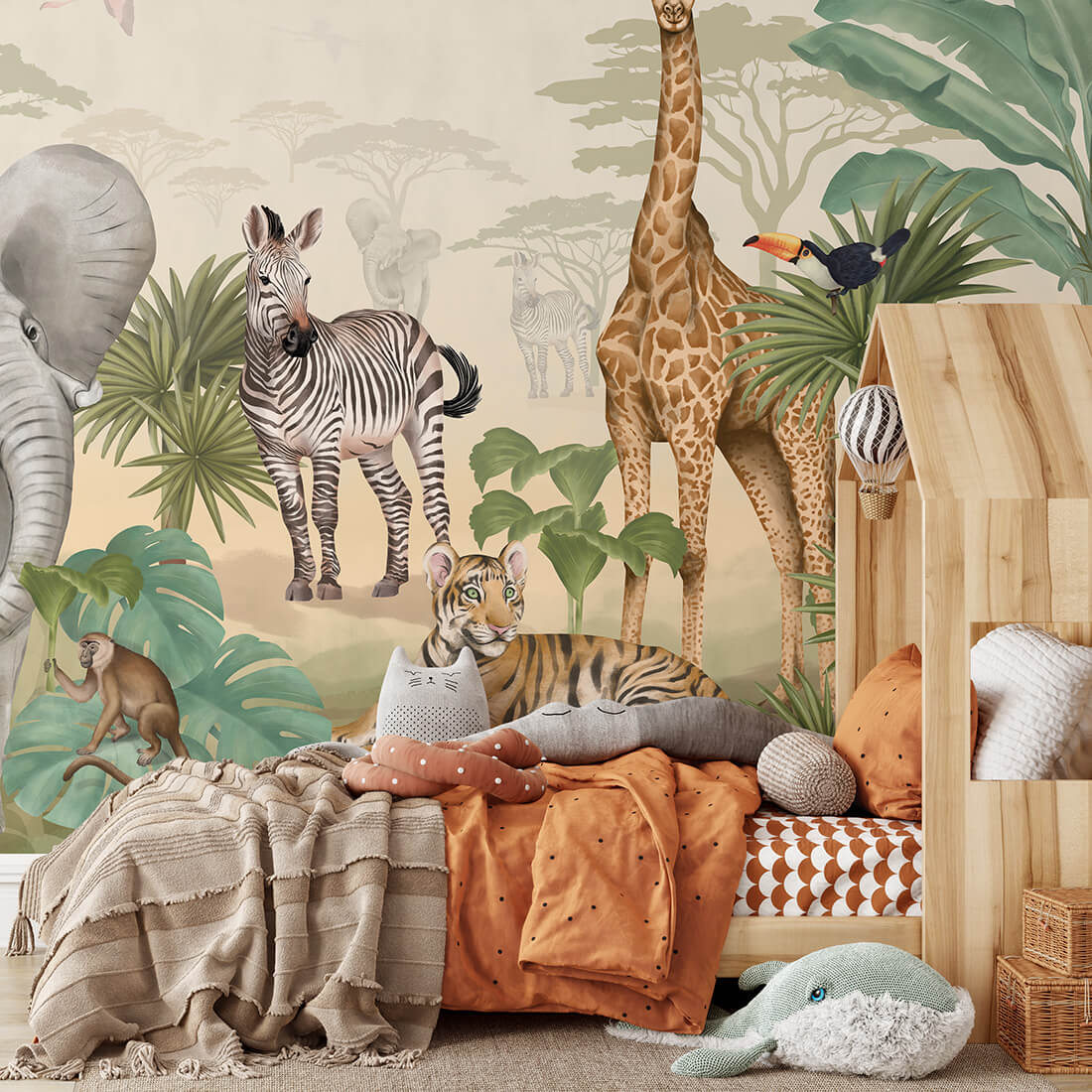 Papel de Parede Animais SAFARI Quarto infantil com cama de madeira tipo casinha e papel de parede com animais selvagens