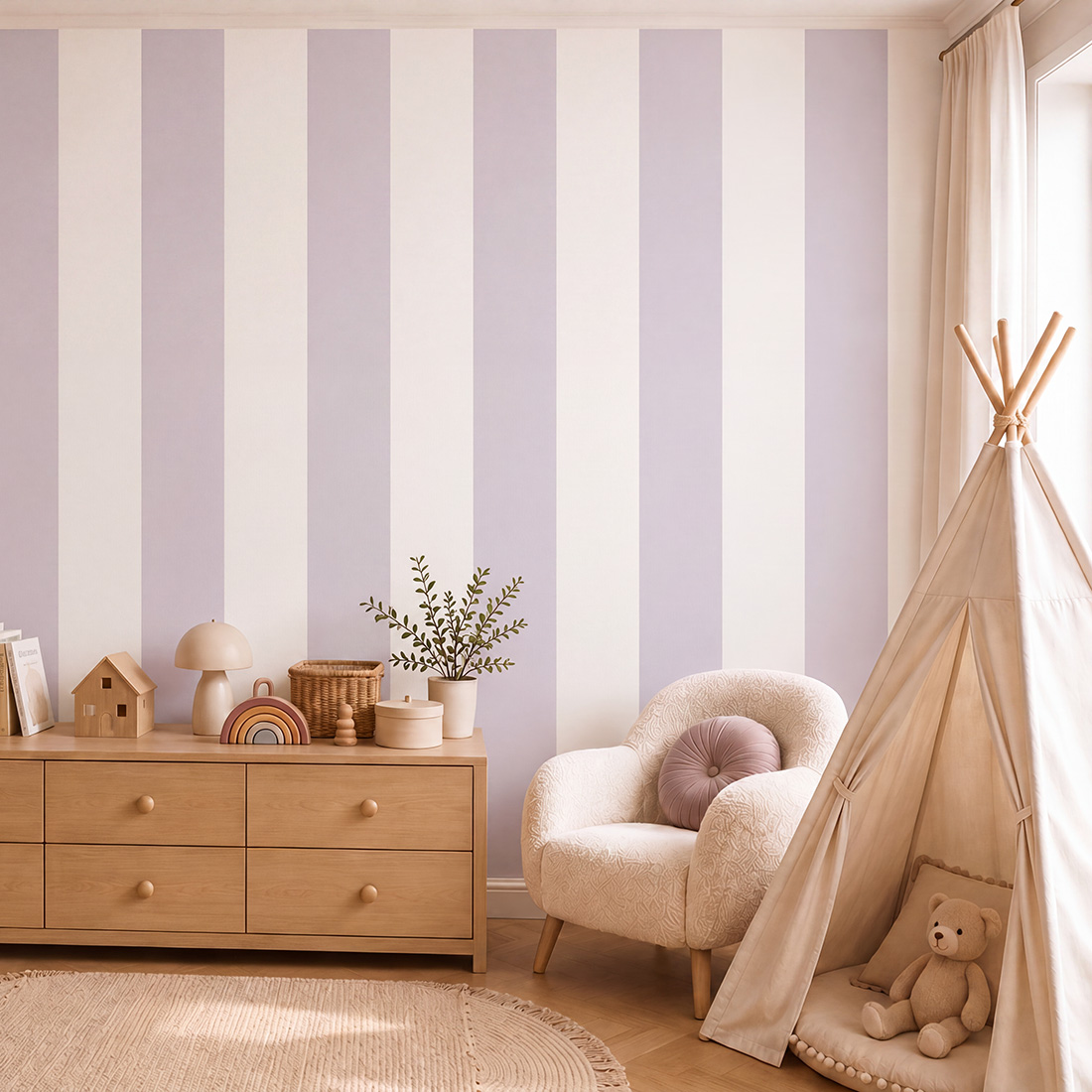 Papel de Parede Infantil às Listas Largas Quarto infantil com cómoda de madeira, poltrona branca, tenda bege e ursinho de peluche