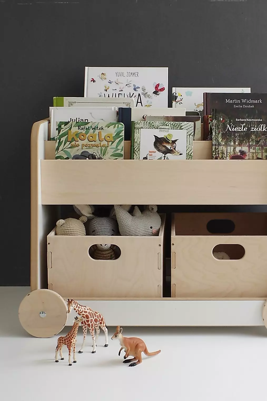 Estante de Madeira Sobre Rodas Carrinho de madeira clara com livros infantis e brinquedos em caixas de madeira