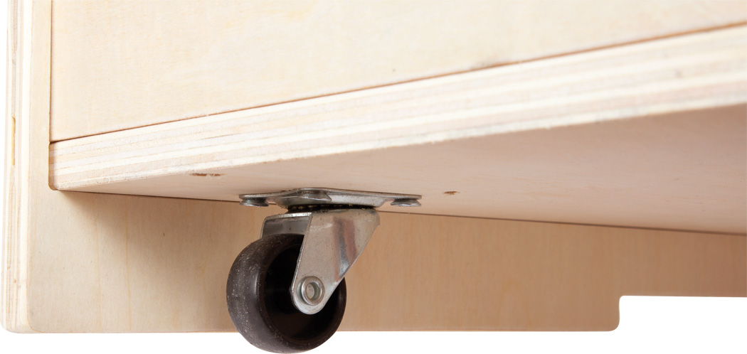 Roda preta com suporte metálico montada em móvel de madeira clara