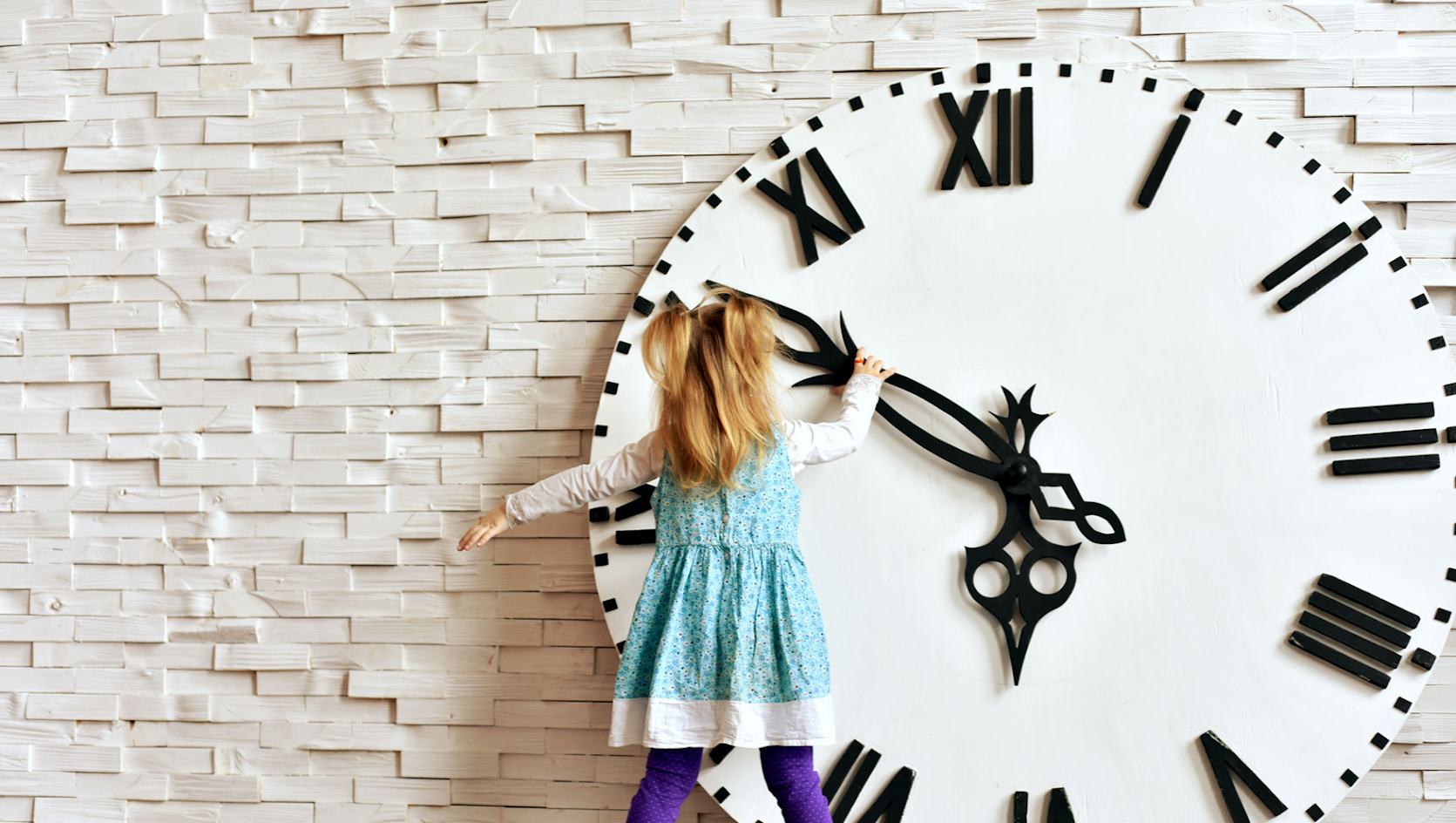 Relógio de parede grande com números romanos e criança a mexer nos ponteiros