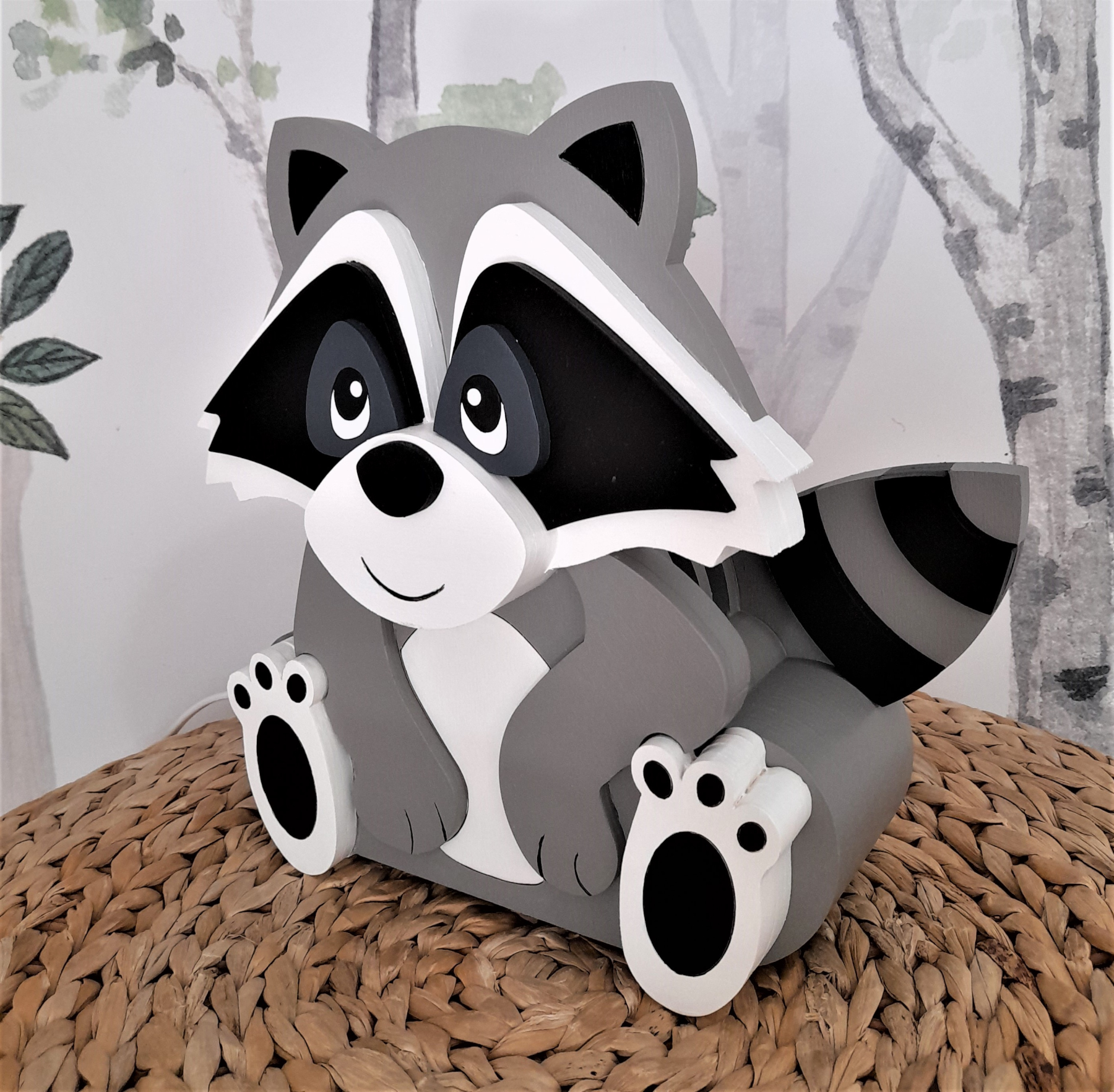 Candeeiro Guaxinim de Madeira Controlado por SMARTPHONE Figura decorativa de guaxinim cinza, branco e preto em MDF sobre superfície trançada