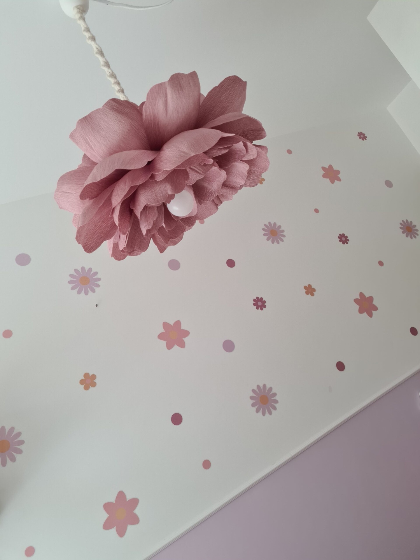 Candeeiro de Teto Flor em Rosa Candeeiro de teto com flor cor-de-rosa decorativa e parede com autocolantes florais cor-de-rosa e lilás
