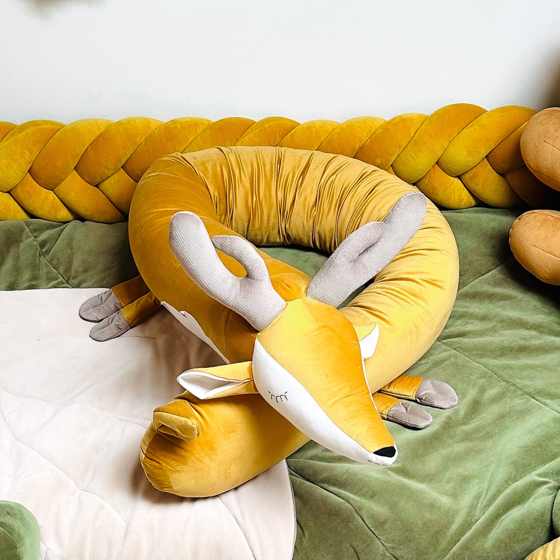 Protetor de Cama Almofada Travesseiro VEADO Almofada veado mostarda em sofá verde com almofada trançada amarela