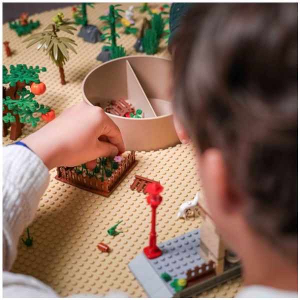 Base de Construção Infantil Compatível com LEGO® Cenário de LEGO com peças de construção montadas por criança