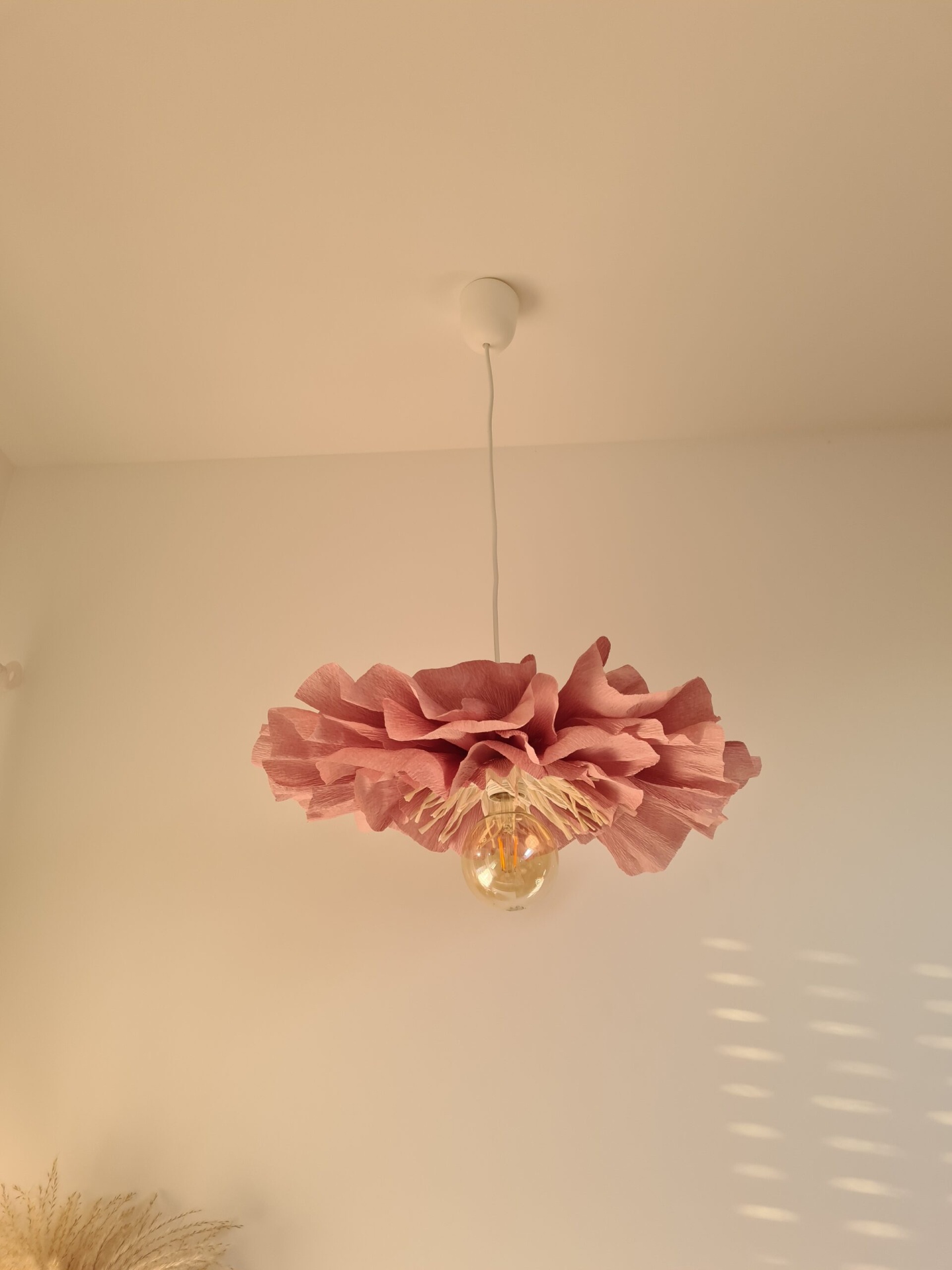 Candeeiro de Teto Flor em Rosa Candeeiro suspenso decorativo em forma de flor rosa com lâmpada exposta