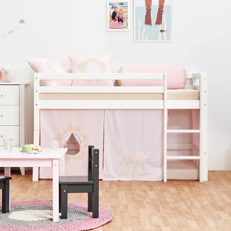 Cortina de Cama Eco Dream – Conto de Fadas Floral Cama alta branca com cortinas rosas e decoração infantil