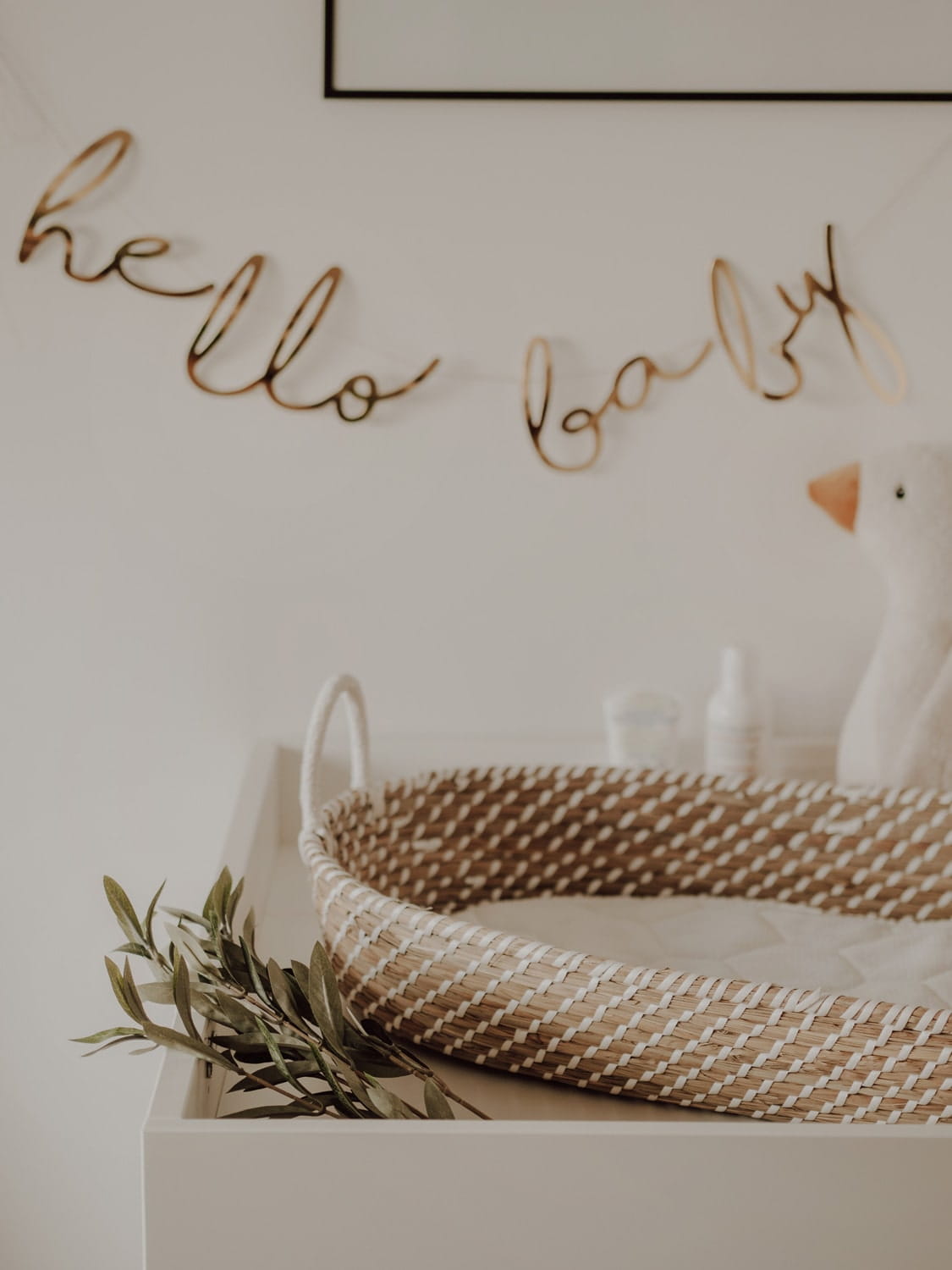 Cesto de Moisés Fraldário em Algas Marinhas Naturais Cesto em fibras naturais com decoração 'hello baby' na parede e boneco de pano