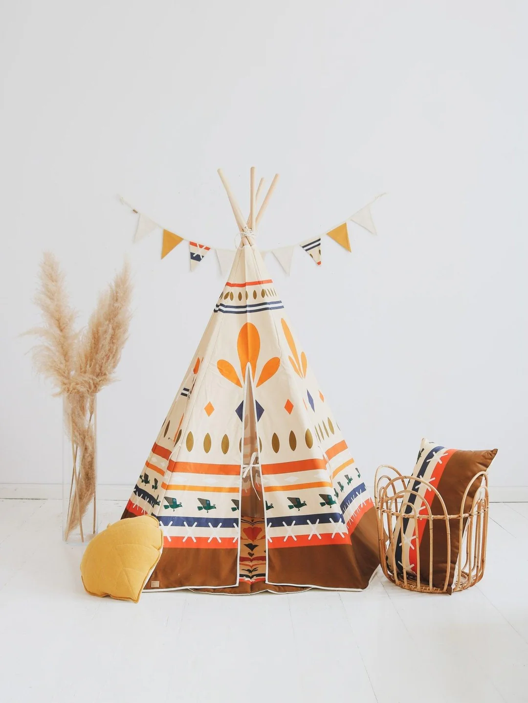 Tenda Tipi NATIVE VIBE Tenda tipi infantil com padrão colorido e almofadas decorativas num fundo branco
