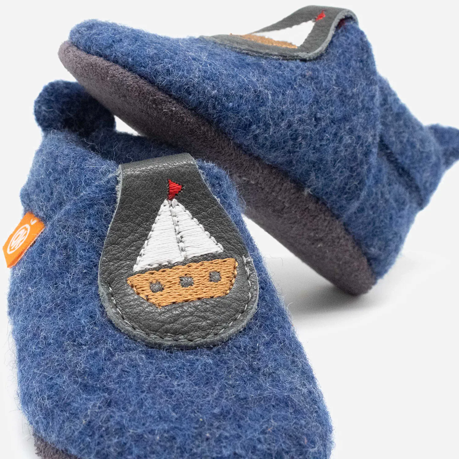 Sapatinhos de Feltro Infantis Barco Poppie Chinelos infantis azuis com aplicação de barco bordado