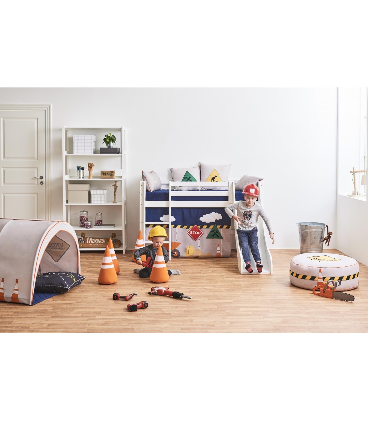 Túnel de Brincar - Construção Quarto infantil com cama em beliche, escorrega, brinquedos de construção e crianças com capacetes.