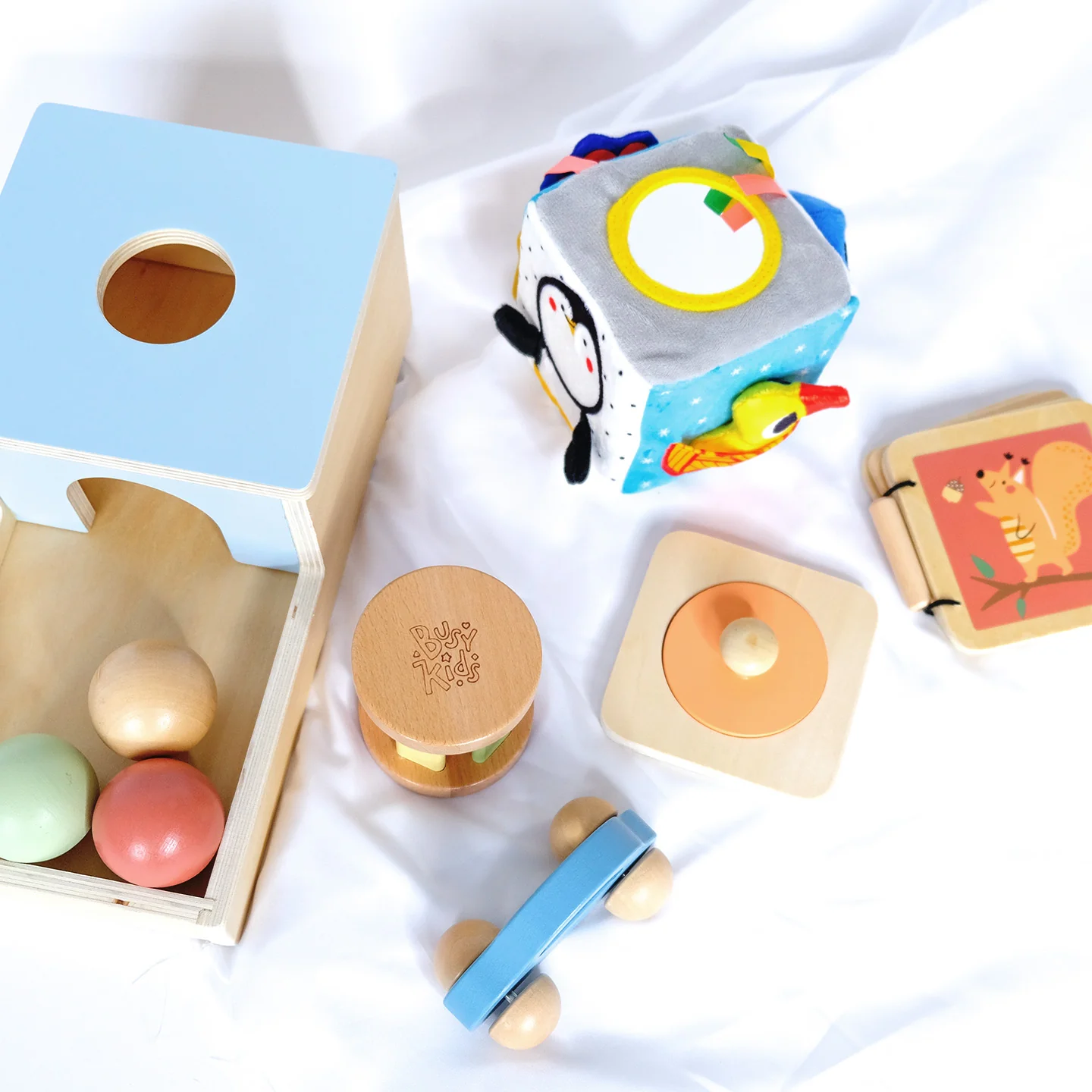 Caixa Sensorial Montessori - 6 a 12 meses Brinquedos educativos infantis em madeira e tecido com cores variadas em fundo branco