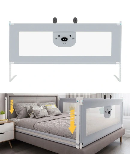 Grade de Proteção para Cama Infantil Ursinho Protector de cama cinzento com rosto de urso e malha transparente instalado numa cama de casal cinzenta.