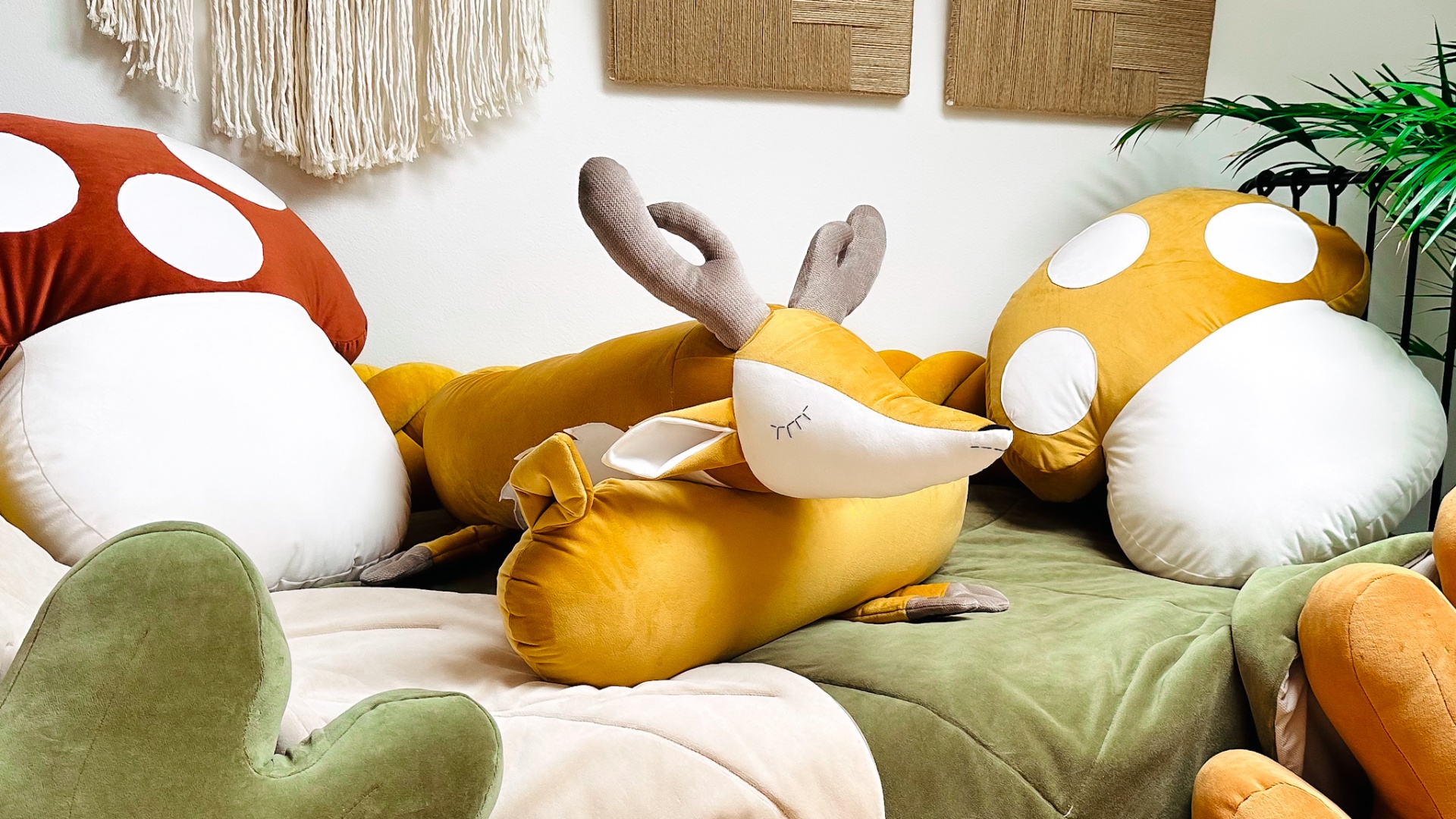 Protetor de Cama Almofada Travesseiro VEADO Almofadas cogumelos e boneco raposa amarelo sobre superfície verde e bege