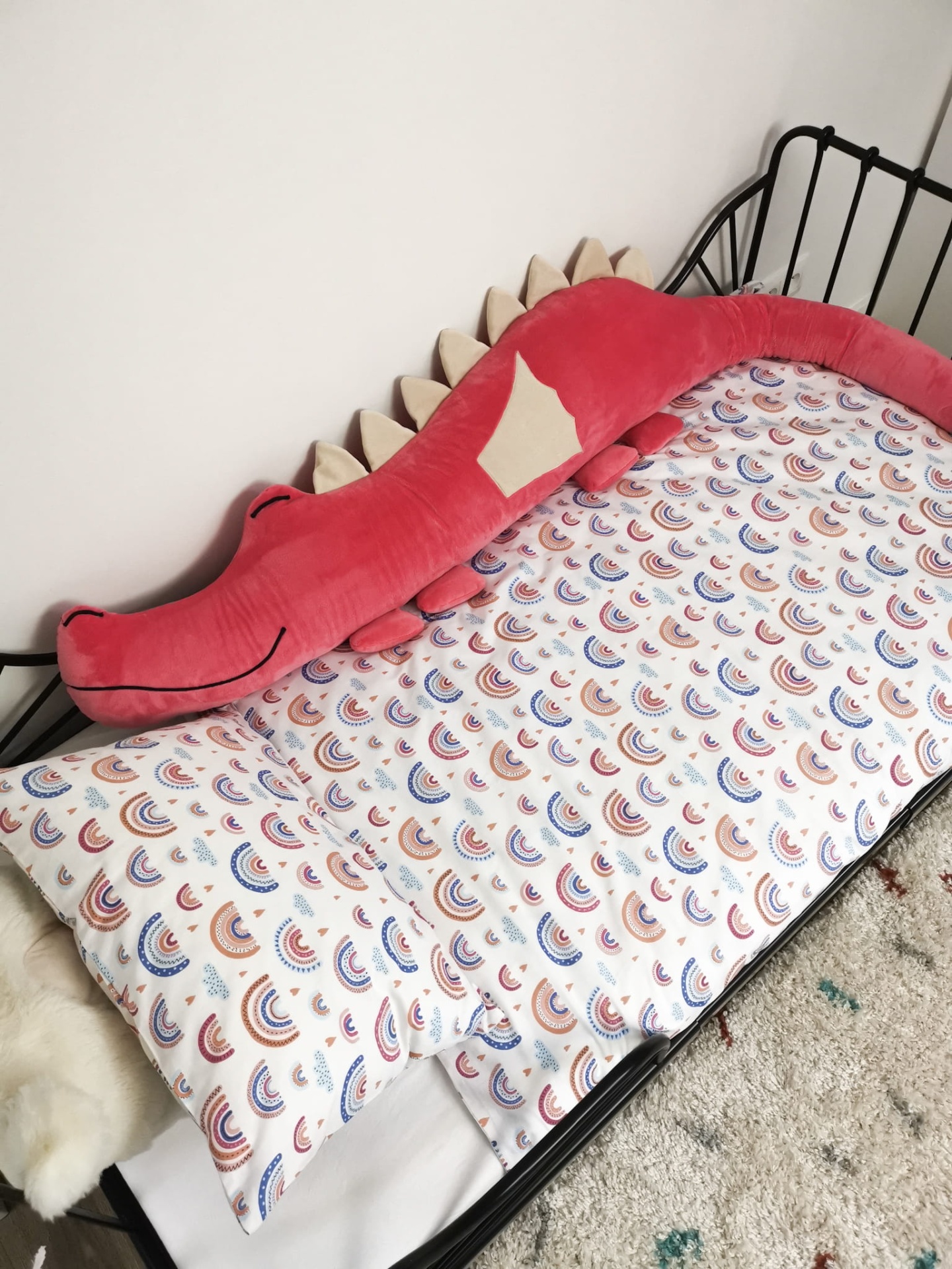 Protetor de Cama/Berço DRAGÃO PELÚCIA Cama de criança com almofada em forma de crocodilo vermelho e lençol com padrão colorido de arcos