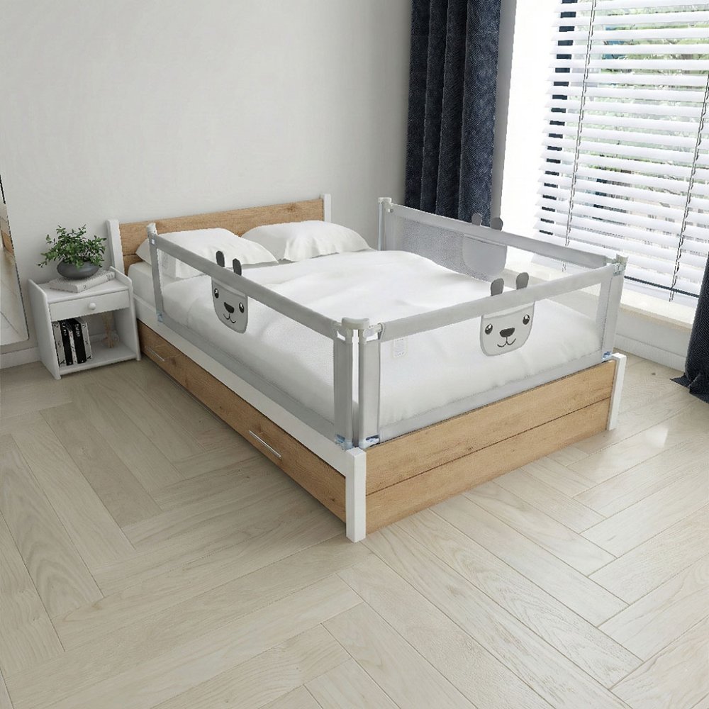 Grade de Proteção para Cama Infantil Ursinho Barreira infantil branca com rede e cama de madeira clara com roupa branca e janela com cortinas escuras