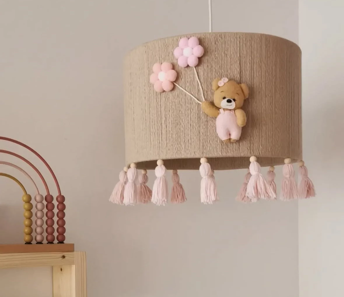 Candeeiro Teto URSO com Balão Flor Rosa Candeeiro de teto com ursinho e flores cor-de-rosa, franjas cor-de-rosa, e brinquedo de contas coloridas ao lado